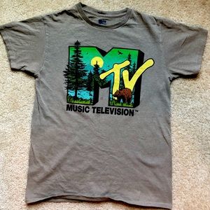 MTV graphic tee. Adult small in size and beige/cream color way.